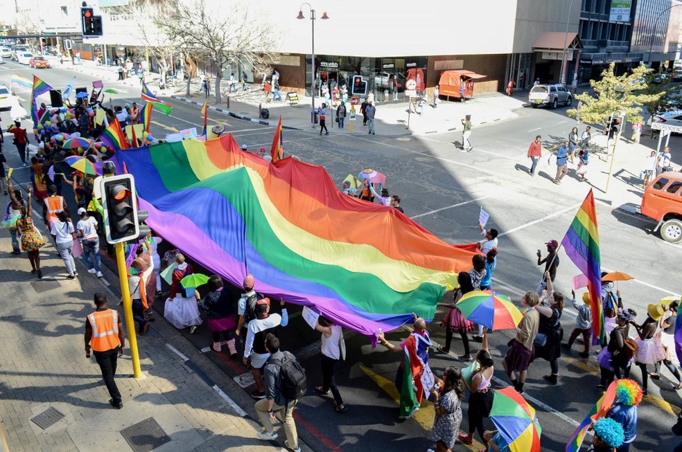 Manifestantes desfilam na Parada do Orgulho LGBT de Windhoek, capital da Namíbia, em 2017 — Foto: Hildegard Titus / AFP