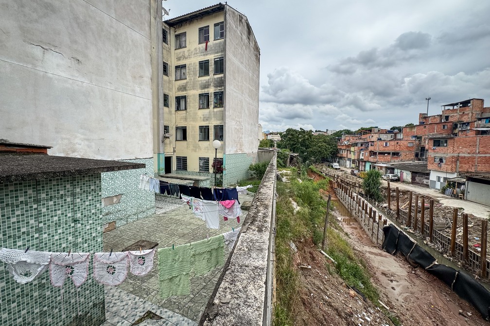 Muro de condomínio de habitação popular ficou à beira do barranco após seguidos deslizamentos no Jardim Lídia, na Zona Sul de São Paulo. Barracos que ficavam escorados no muro desmoronaram — Foto: Fábio Tito/g1