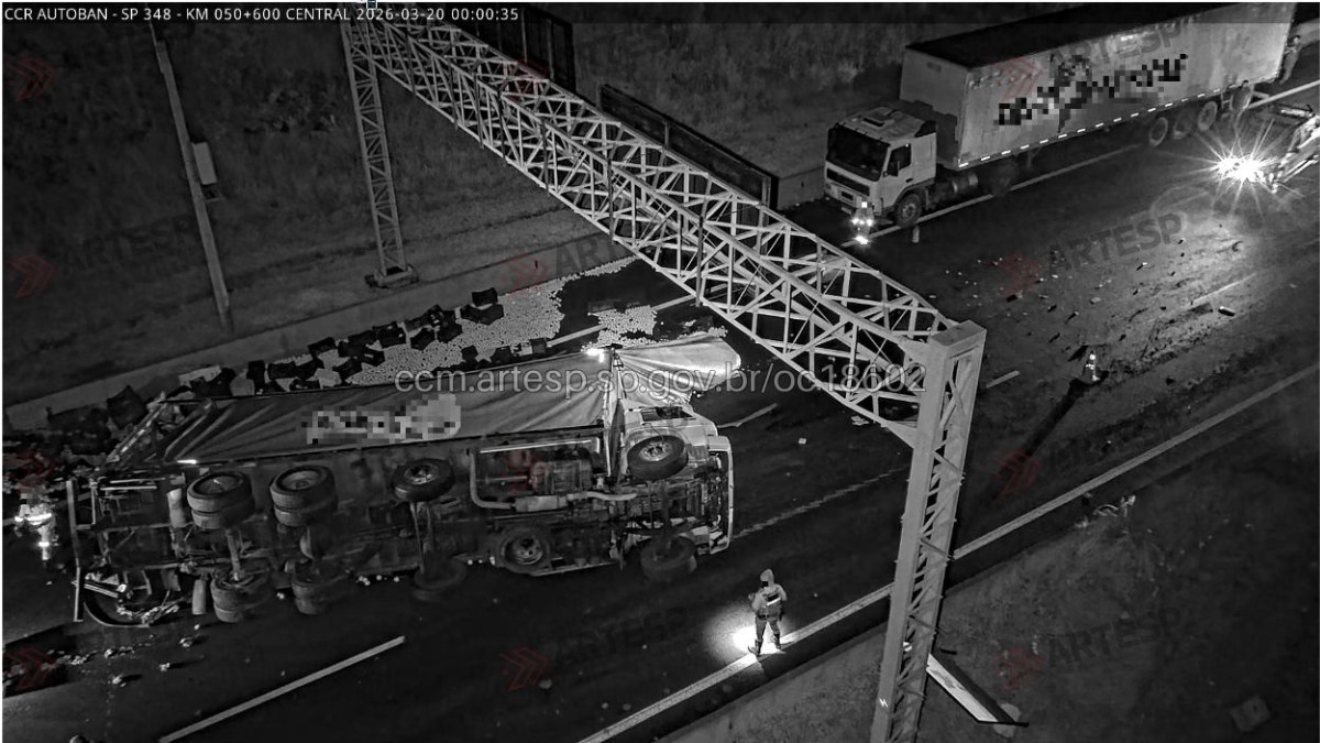 Carretas batem e provocam tombamento de caminhão carregado com laranjas na Rodovia dos Bandeirantes