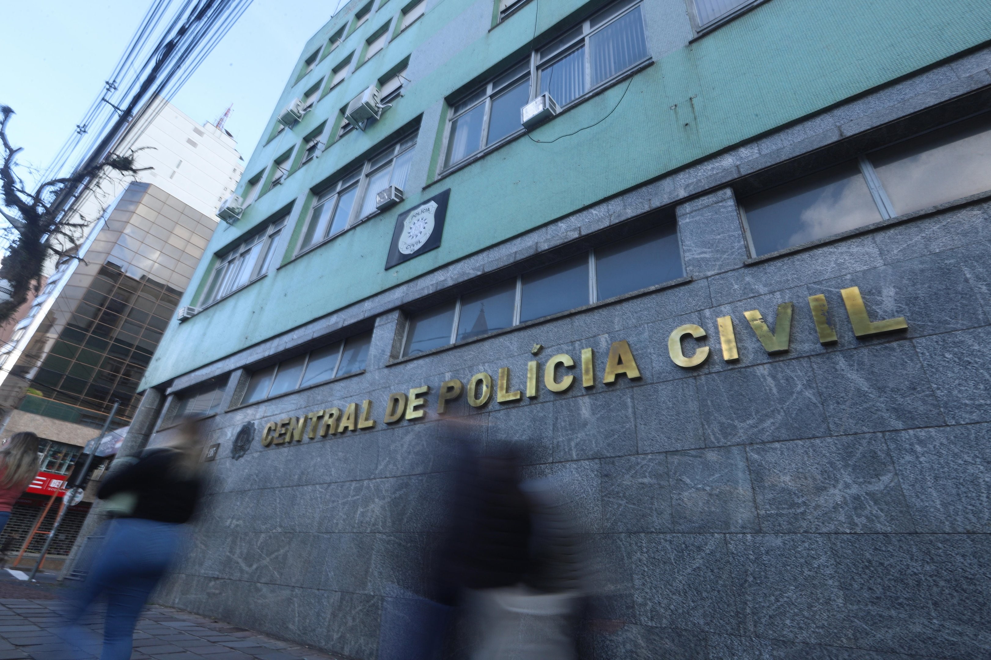 Feminicídio: mulher é encontrada morta e polícia prende 2 suspeitos | G1