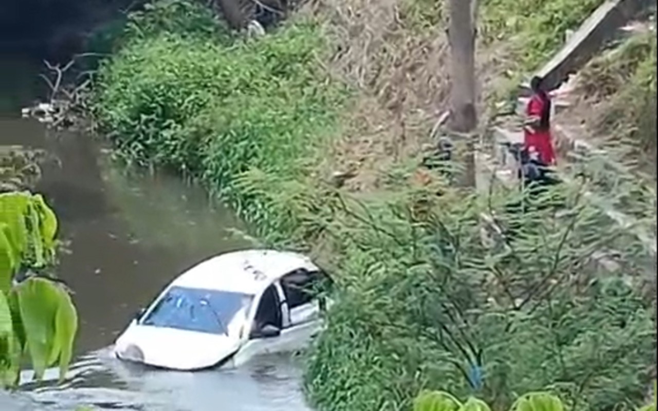 Motorista de aplicativo cai com carro em igarapé de Manaus; VÍDEO