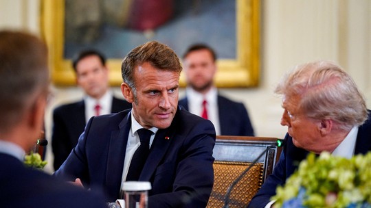 Trump é flagrado cochichando para Macron: Putin 'quer fazer um acordo por mim'; VÍDEO