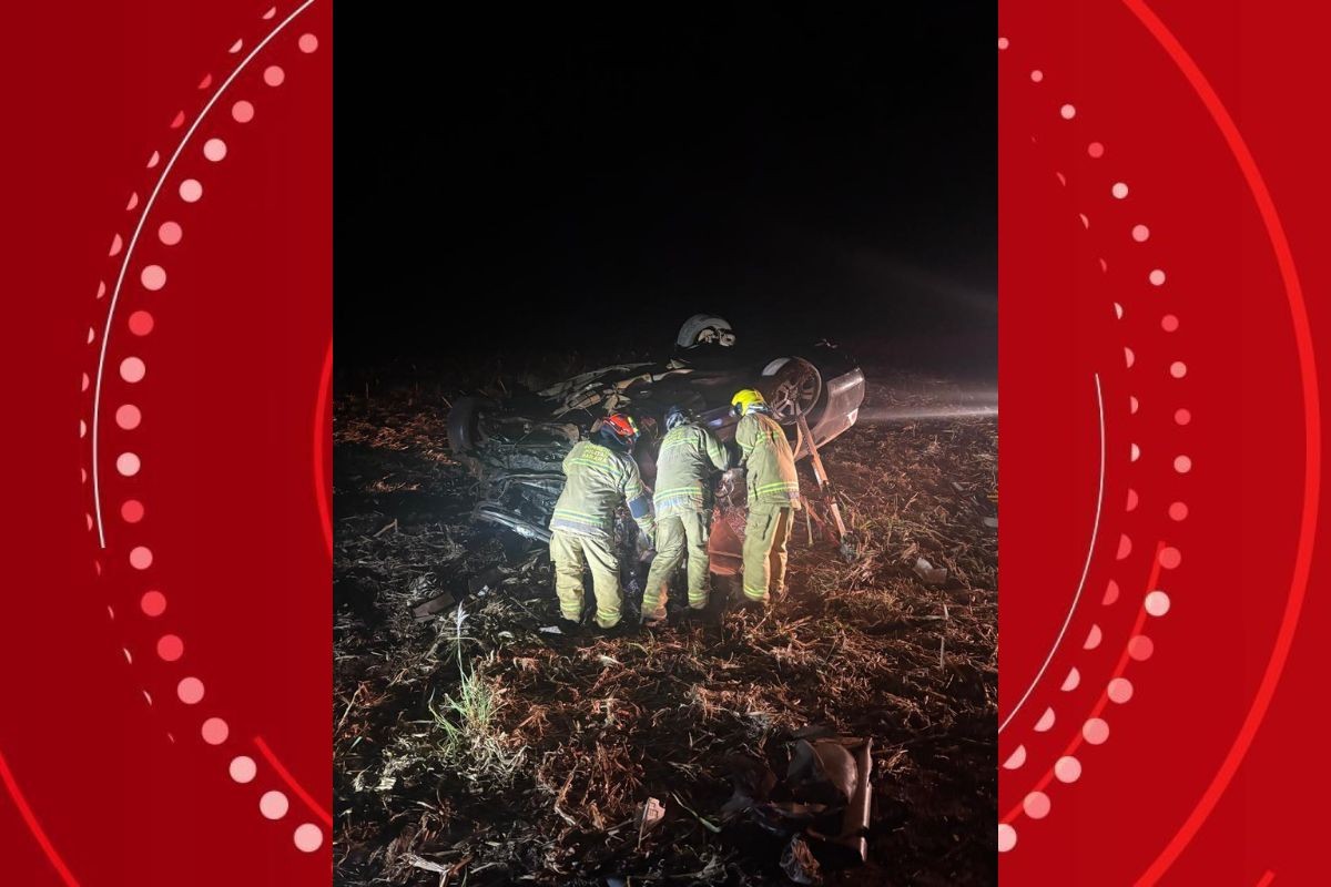 Quatro pessoas morrem e outras quatro ficam feridas após carros baterem de frente em rodovia do Paraná