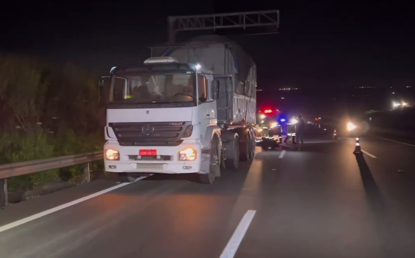Motociclista morre após batida com carreta em rodovia de Limeira 