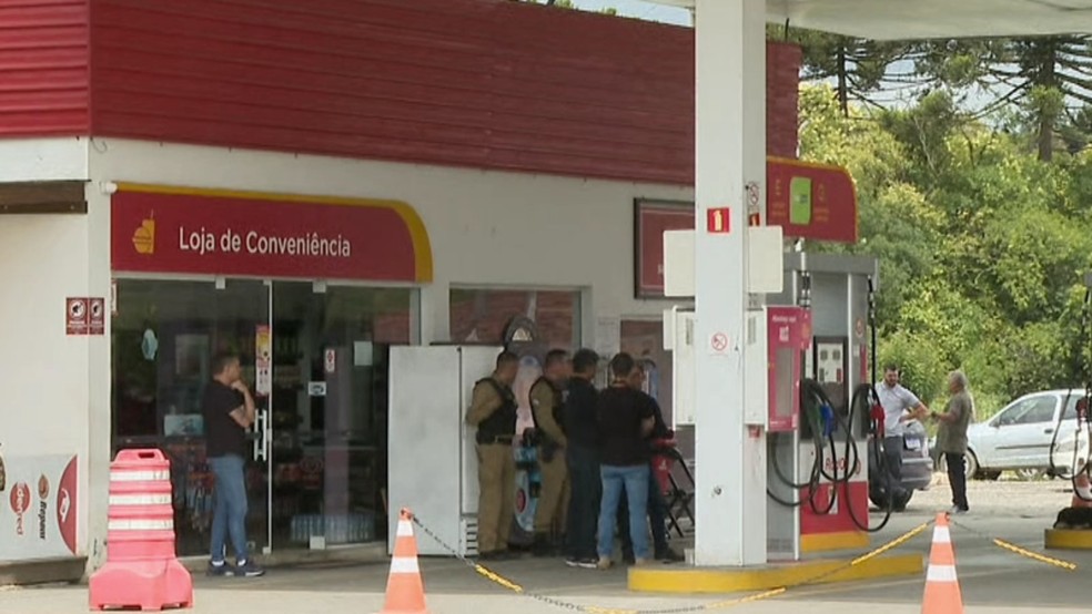 Seis pessoas amarram vigia a árvore e roubam cofre de posto de combustíveis no Paraná — Foto: RPC