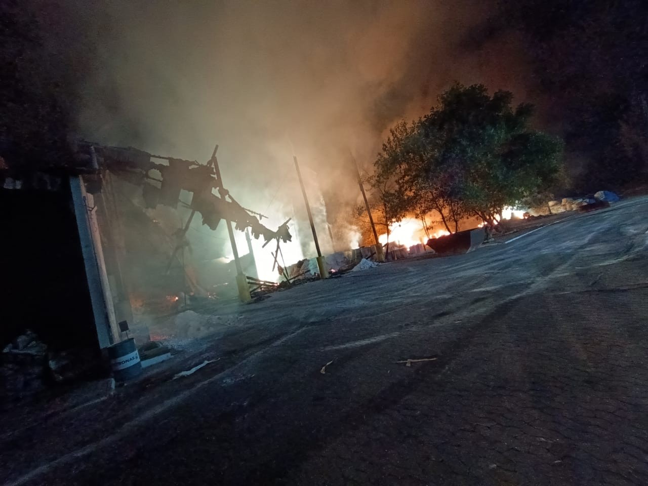 Incêndio atinge depósito de produtos químicos de indústria, em Bocaiuva