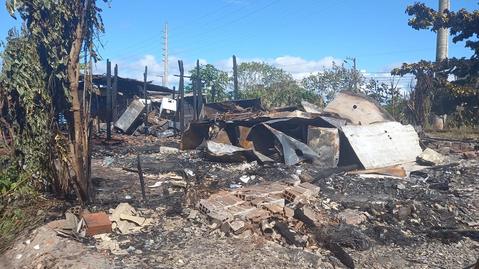 Incêndio em comunidade de Cabedelo, PB, atinge barracos que abrigavam 12 famílias — Foto: Silvia Torres/TV Cabo Branco