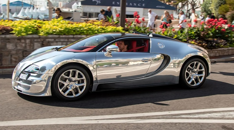 Fernando Alonso flagrado em Mônaco dirigindo o raro Bugatti Grand Sport Vitesse com carroceria de alumínio polido. — Foto: Reprodução / Redes sociais