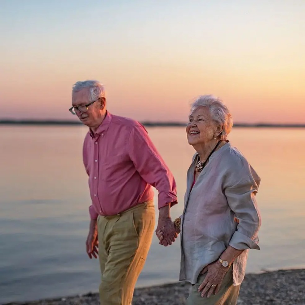 A terapia pode ajudar pacientes a encontrar um novo propósito na vida por meio de atividades como viagens — Foto: Getty Images/BBC
