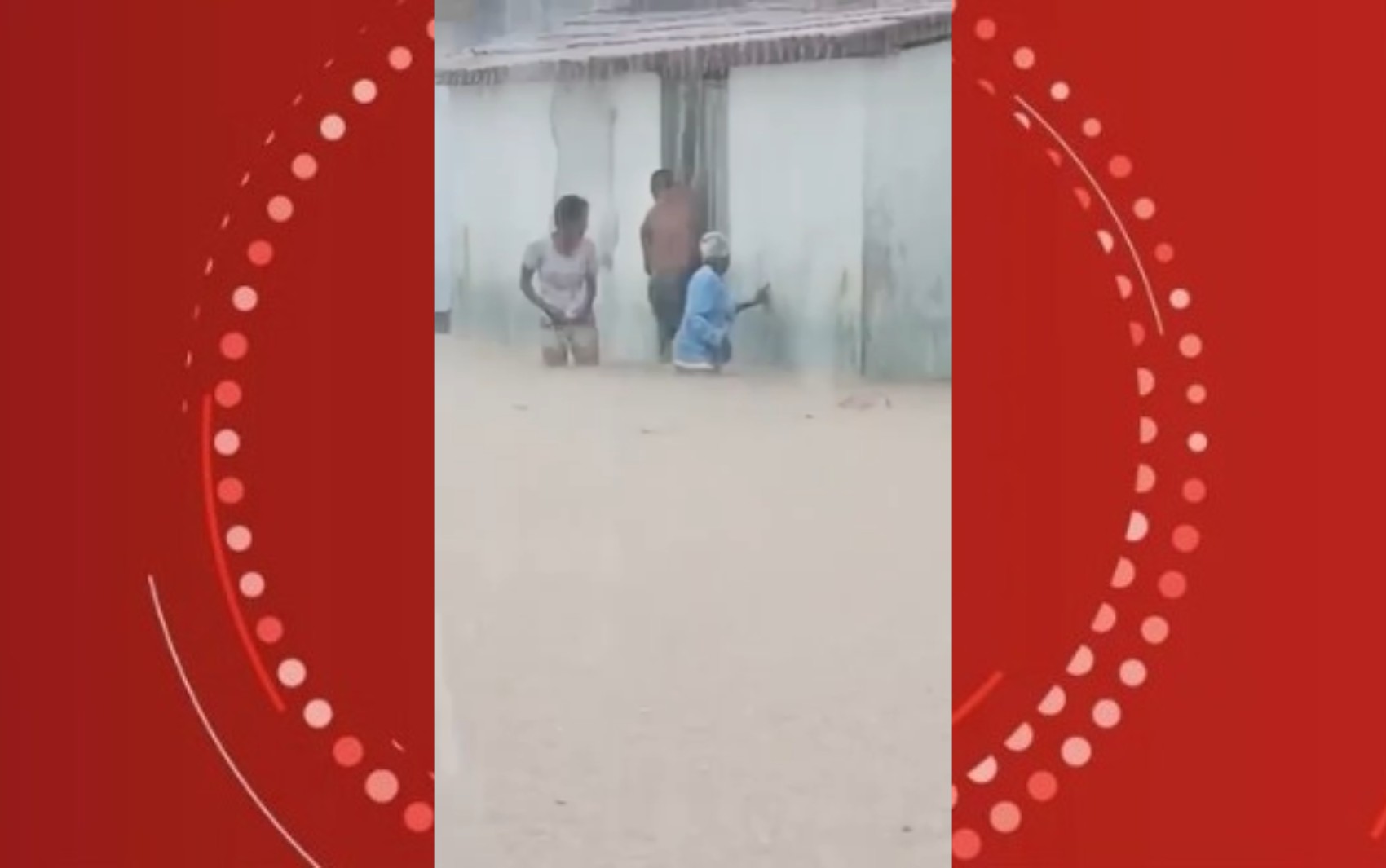 VÍDEO: idosa é resgatada após casa alagar durante fortes chuvas no interior da Bahia