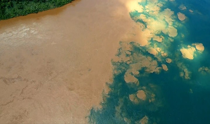 VÍDEO: Contraste do Rio Iguaçu ao desaguar no Rio Paraná chama atenção de quem visita tríplice fronteira