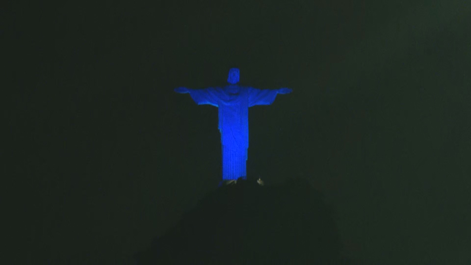 Cristo Redentor é iluminado de azul em homenagem aos 100 de Globo