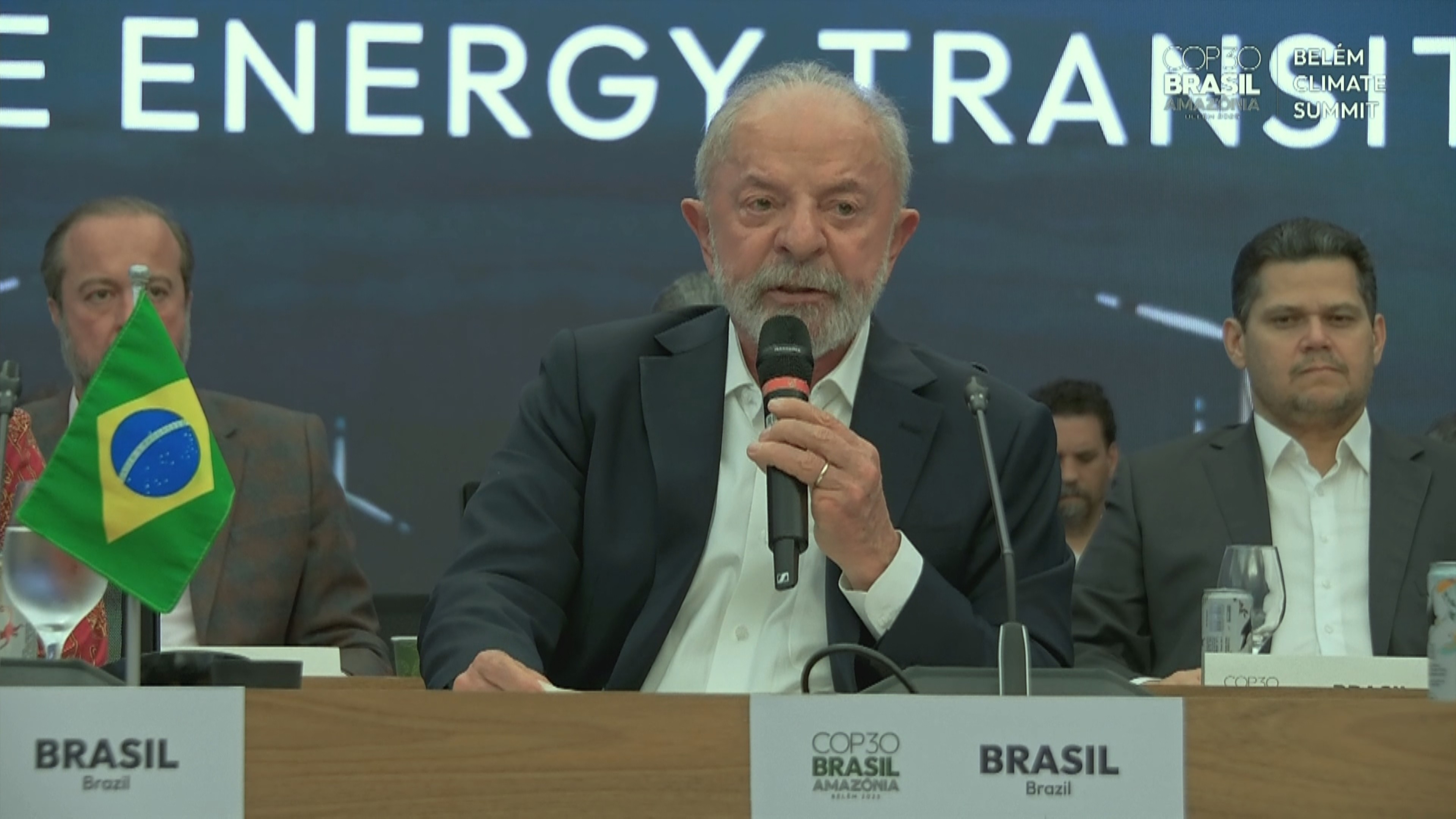 Líderes devem decidir se século 21 será lembrado como o das catástrofes climáticas ou o da reconstrução inteligente, diz Lula
