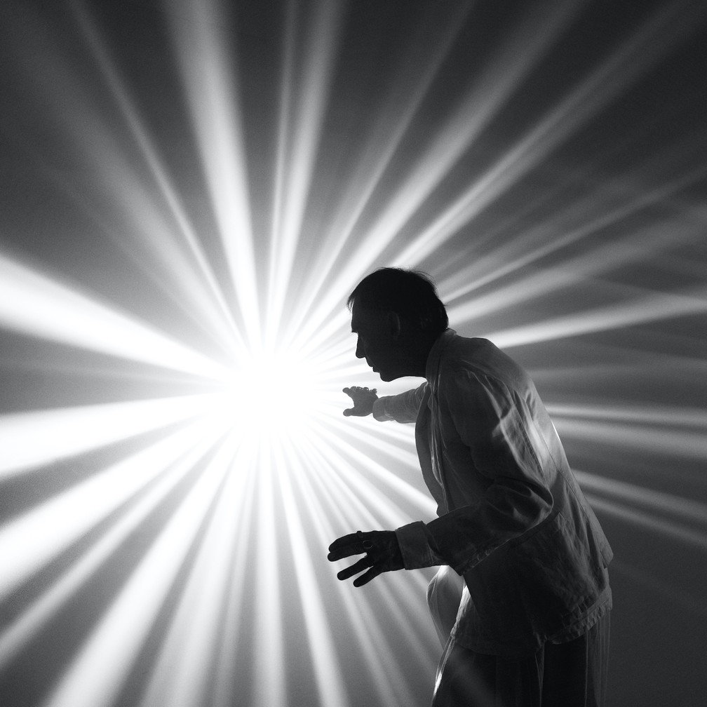 Capa do álbum ‘Novo mundo’, de Arnaldo Antunes — Foto: Leo Aversa sob direção artística de Batman Zavareze