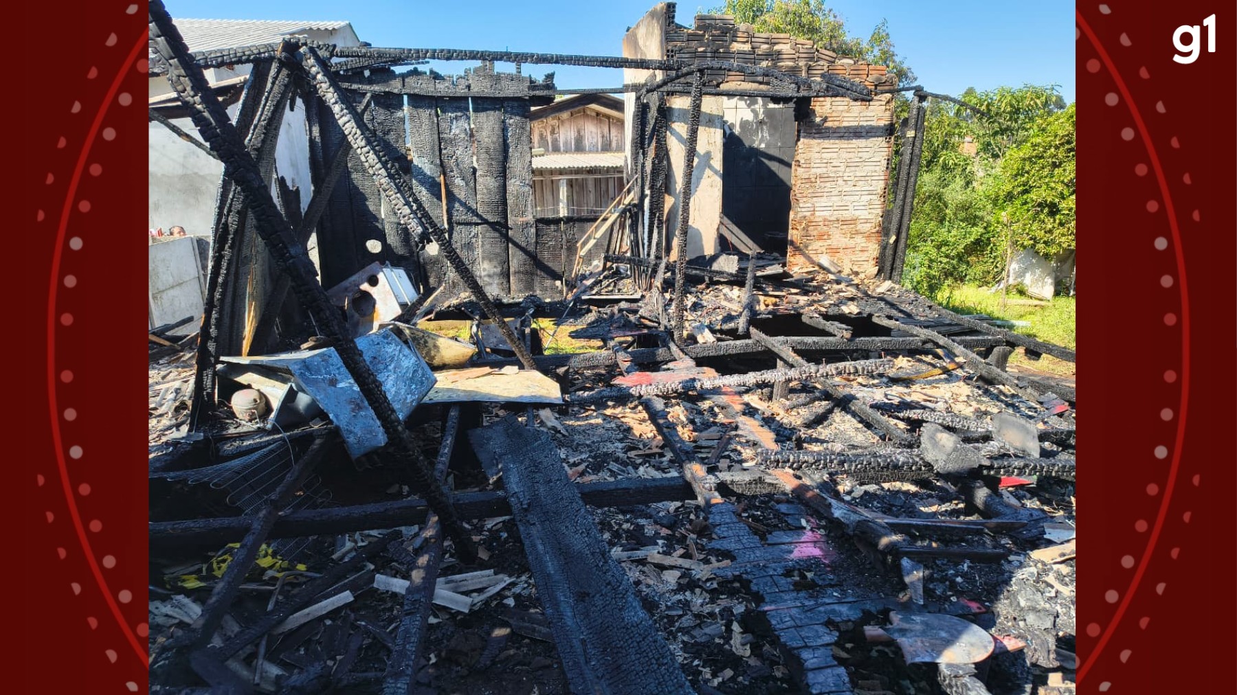 Três homens morrem carbonizados após casa pegar fogo no PR, e polícia investiga se incêndio foi criminoso