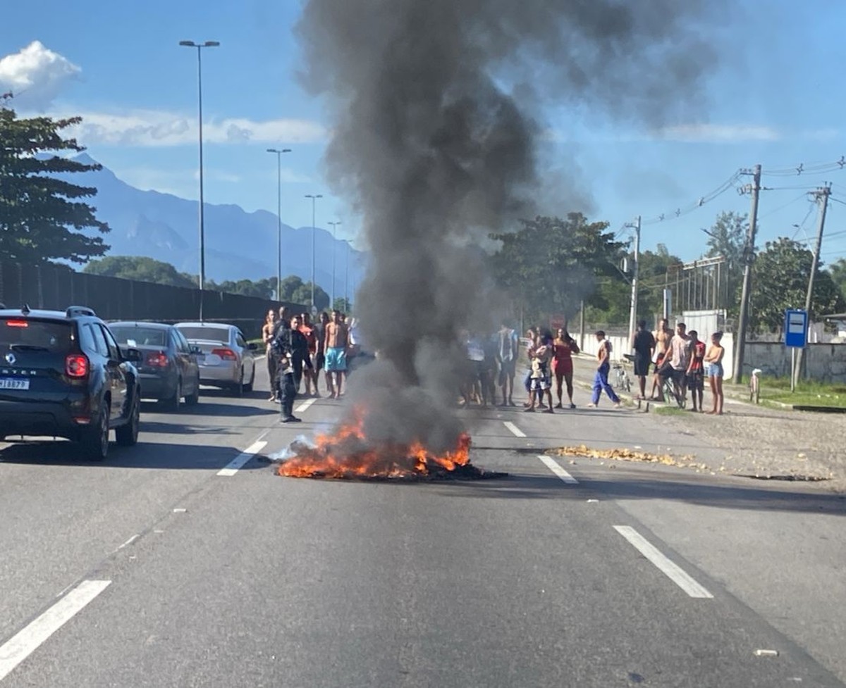 Protesto fecha Rodovia Rio-Magé, em Duque de Caxias