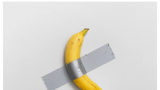O que está por trás de obra com banana avaliada em US$ 6 milhões - Instalação 'Comedian', do artista italiano Maurizio Cattelan, estava exposta em museu na França e foi comida por um visitante.