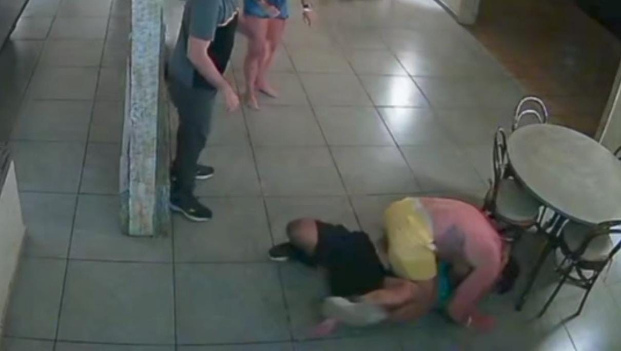 Hóspede dá golpe de artes marciais e imobiliza funcionário de pousada em Búzios; VÍDEO