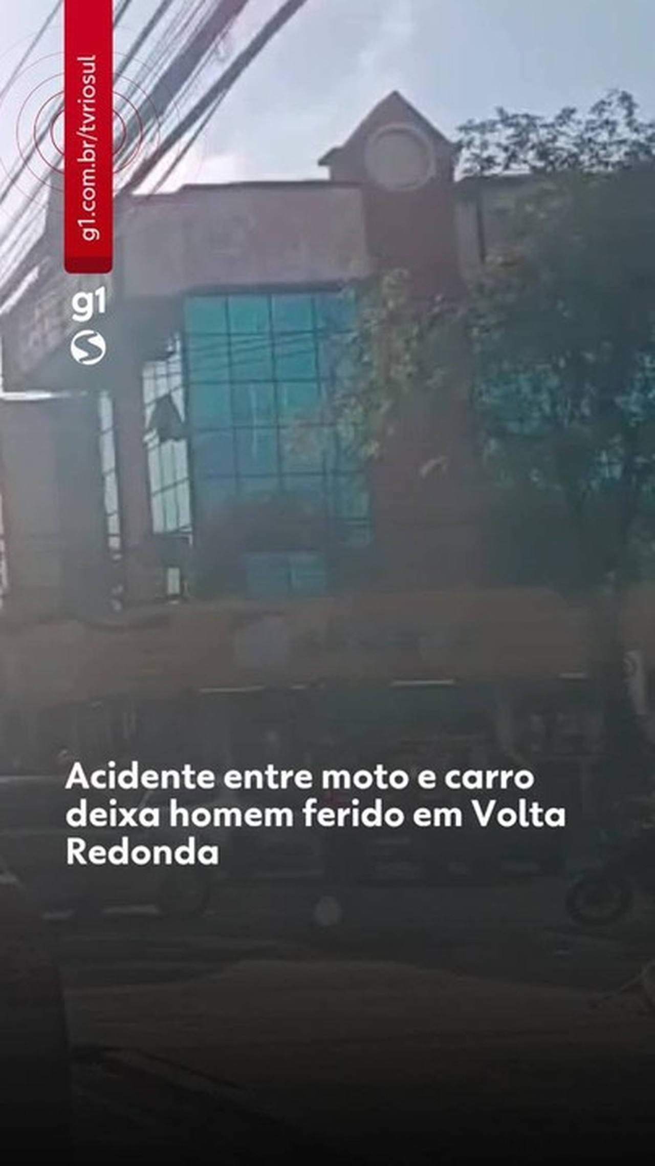Acidente entre moto e carro deixa homem ferido em Volta Redonda