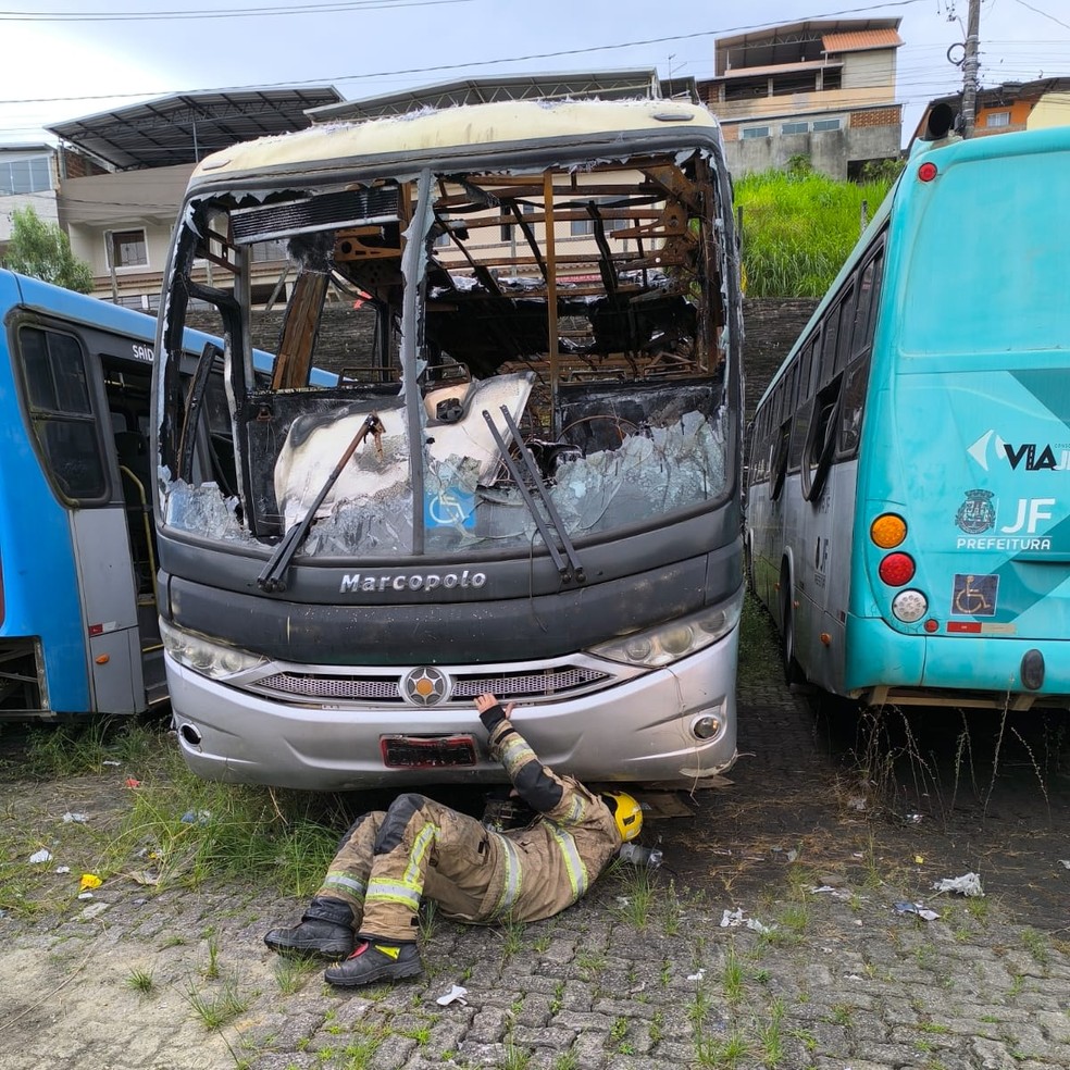 Homem fica preso embaixo de ônibus em Juiz de Fora — Foto: Corpo de Bombeiros/Divulgação