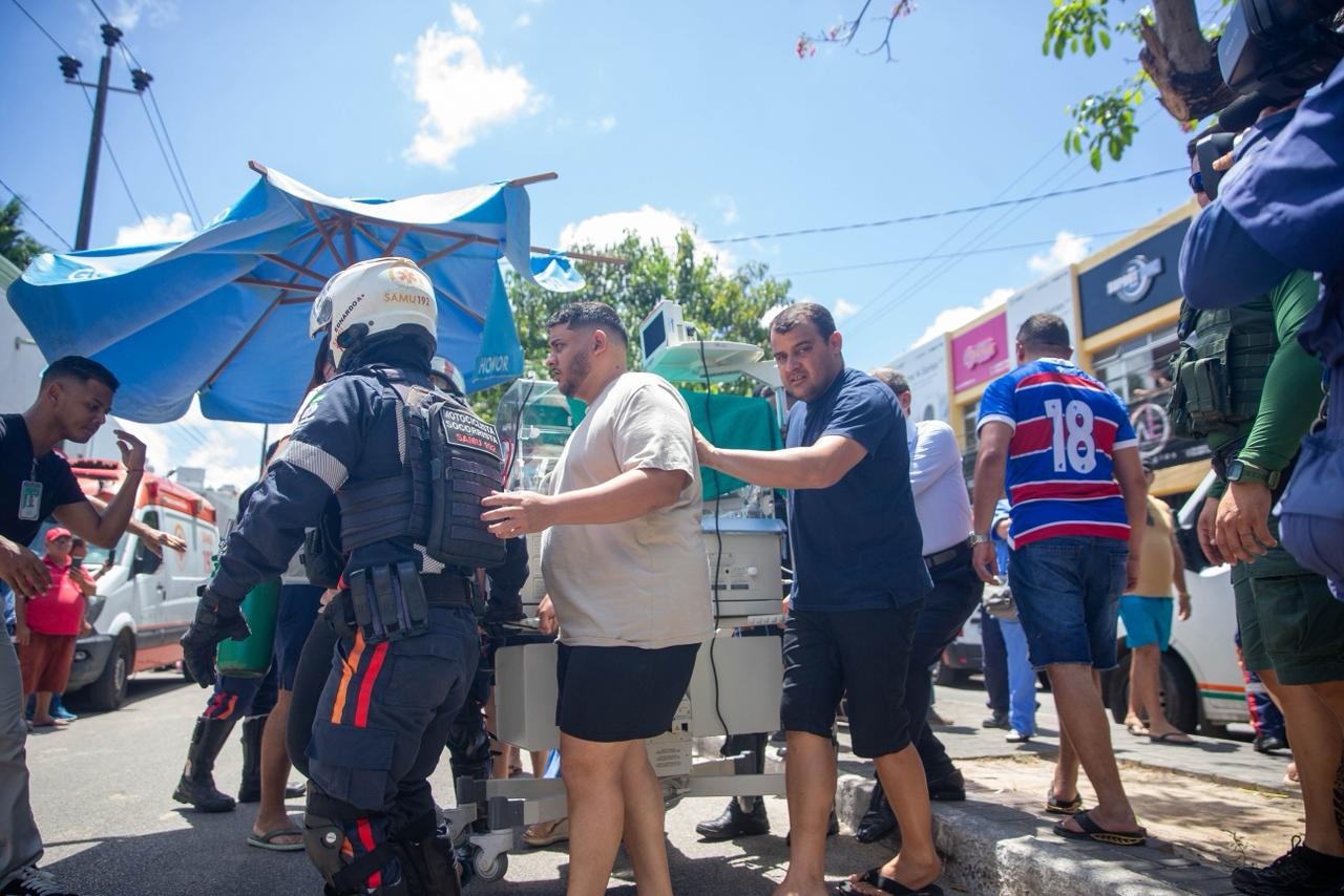 Mães e bebês são resgatados após incêndio em hospital de Fortaleza. — Foto: Ismael Soares/ Sistema Verdes Mares (SVM)