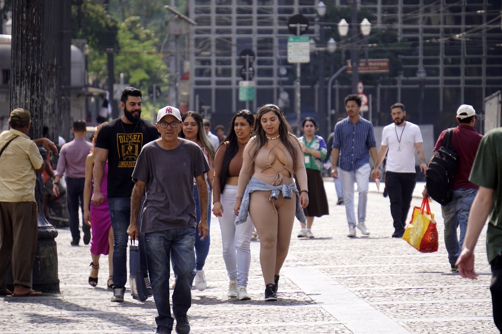 Pedestres em dia de recorde de calor do ano neste sábado em SP — Foto: CRIS FAGA/ESTADÃO CONTEÚDO