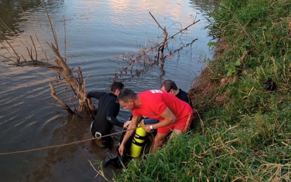 Bombeiros buscam por adolescente que teria se afogado no Rio Sapucaí, em Itajubá, MG — Foto: Corpo de Bombeiros