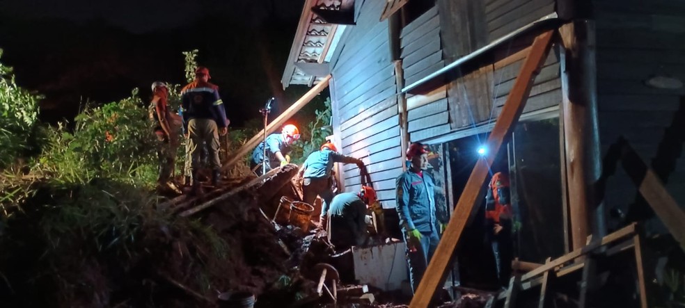 Força-tarefa mobiliza agentes de segurança e voluntários para resgatar soterrados em Taubaté, SP — Foto: Divulgação/Corpo de Bombeiros