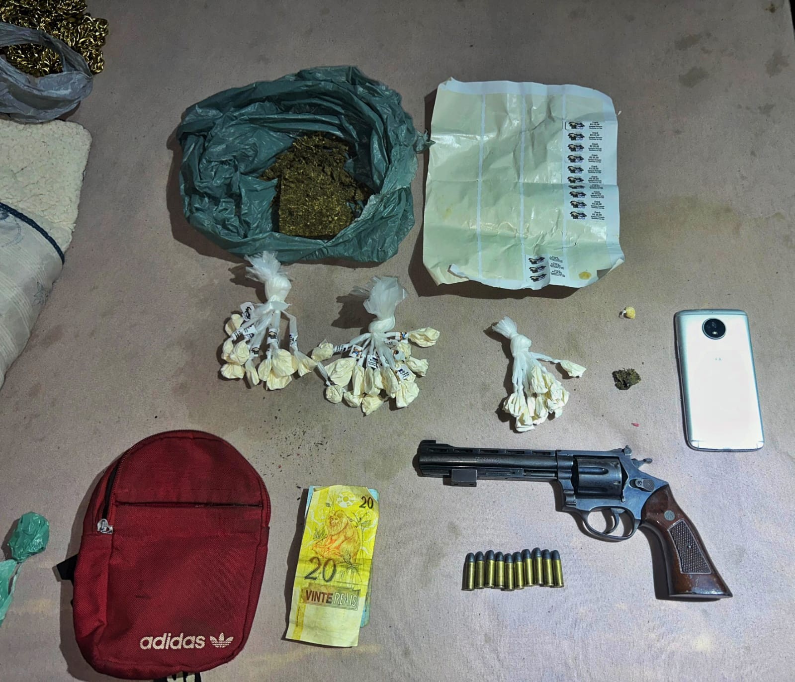 Jovem é preso com arma e drogas em Barra Mansa