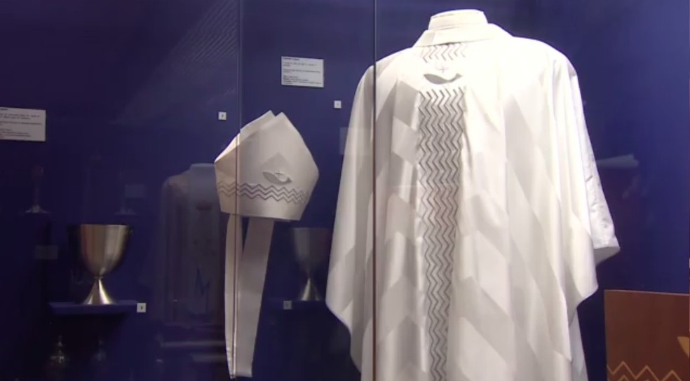Vestimenta litúrgica usada por papa Francisco em visita ao Santuário Nacional — Foto: Reprodução/TV Vanguarda
