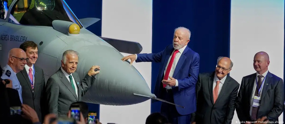 Brasil assina acordo para comprar mais 20 caças Gripen — Foto: Andre Penner/AP Photo/picture alliance