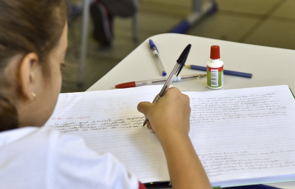 Brasil está nas últimas posições no Pisa 2022. Na imagem, uma criança na escola escreve em seu caderno.  — Foto: Pillar Pedreira/Agência Senado