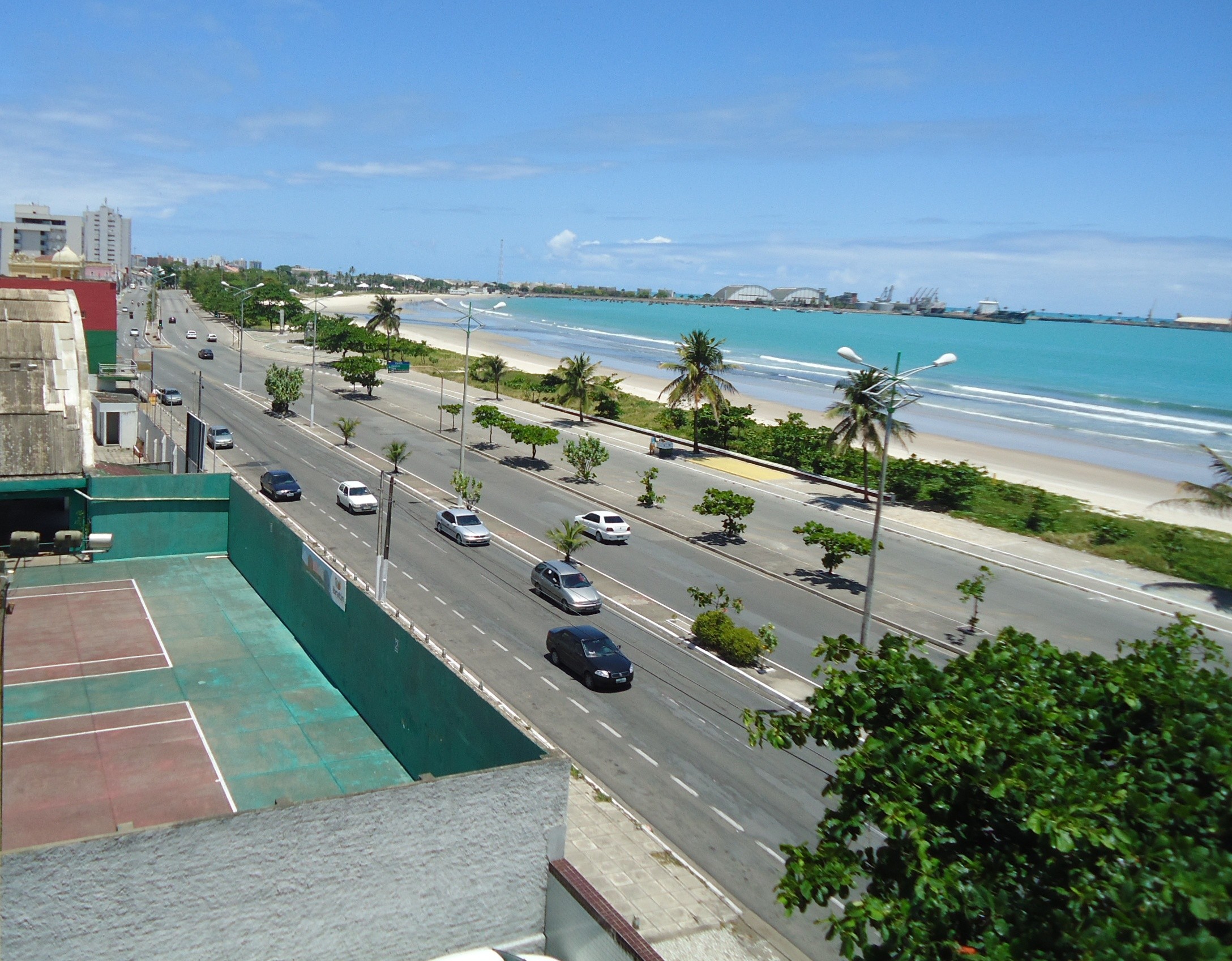 Corpo de homem é encontrado com perfurações no pescoço na Praia da Avenida, em Maceió