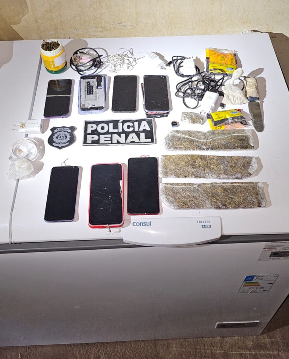 Foram apreendidos celulares, carregadores e entorpecentes durante inspeção no Complexo Penitenciário do estado — Foto: Arquivo/Iapen-AC