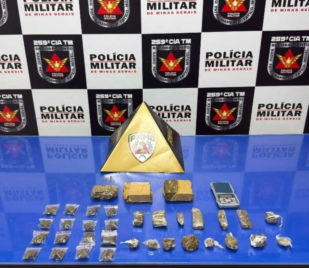 Homem é preso após jogar droga por cima de muro e negar envolvimento com o tráfico em Pirapora