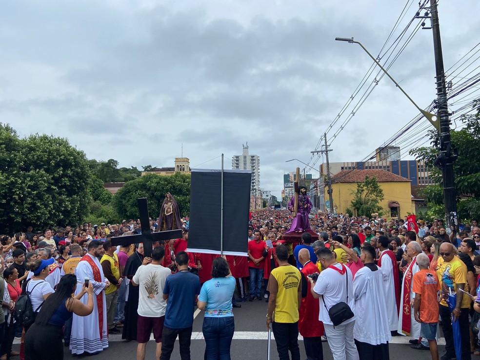 Religiosos chegaram à Igreja de Fátima, na Praça 14, onde parte dos fiéis permaneceu em oração e devoção. — Foto: José Carlos Amorim/Rede Amazônica
