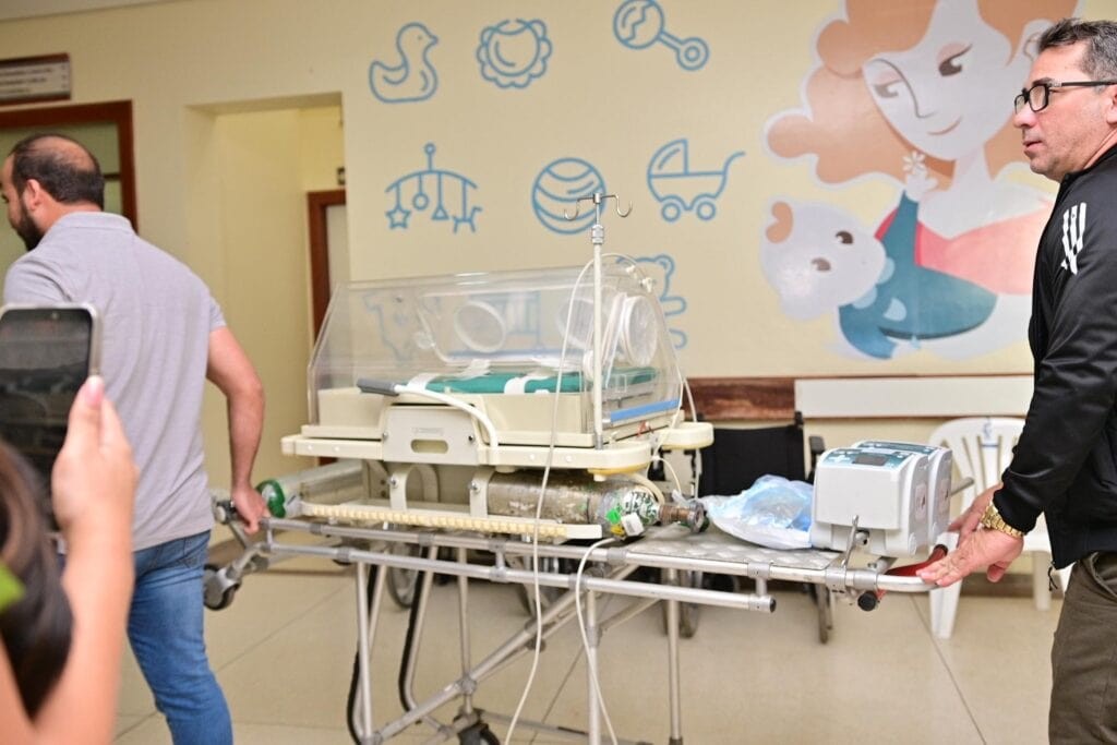 Bebê com doença rara após banho em maternidade