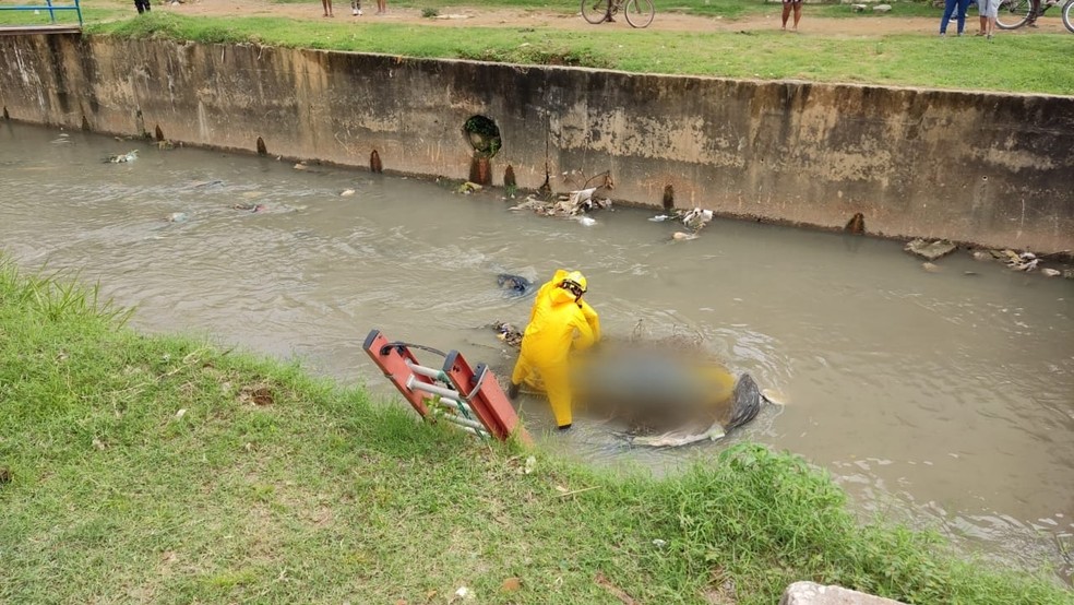Corpo de homem &eacute; encontrado em c&oacute;rrego no Vale do Reginaldo, em Macei&oacute; &mdash; Foto: CBM-AL