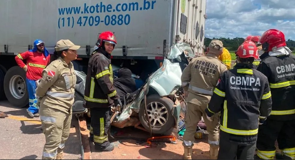 Duas pessoas morrem e duas ficam feridas em acidente entre carretas e carro na PA-150, em Tailândia — Foto: TV Liberal