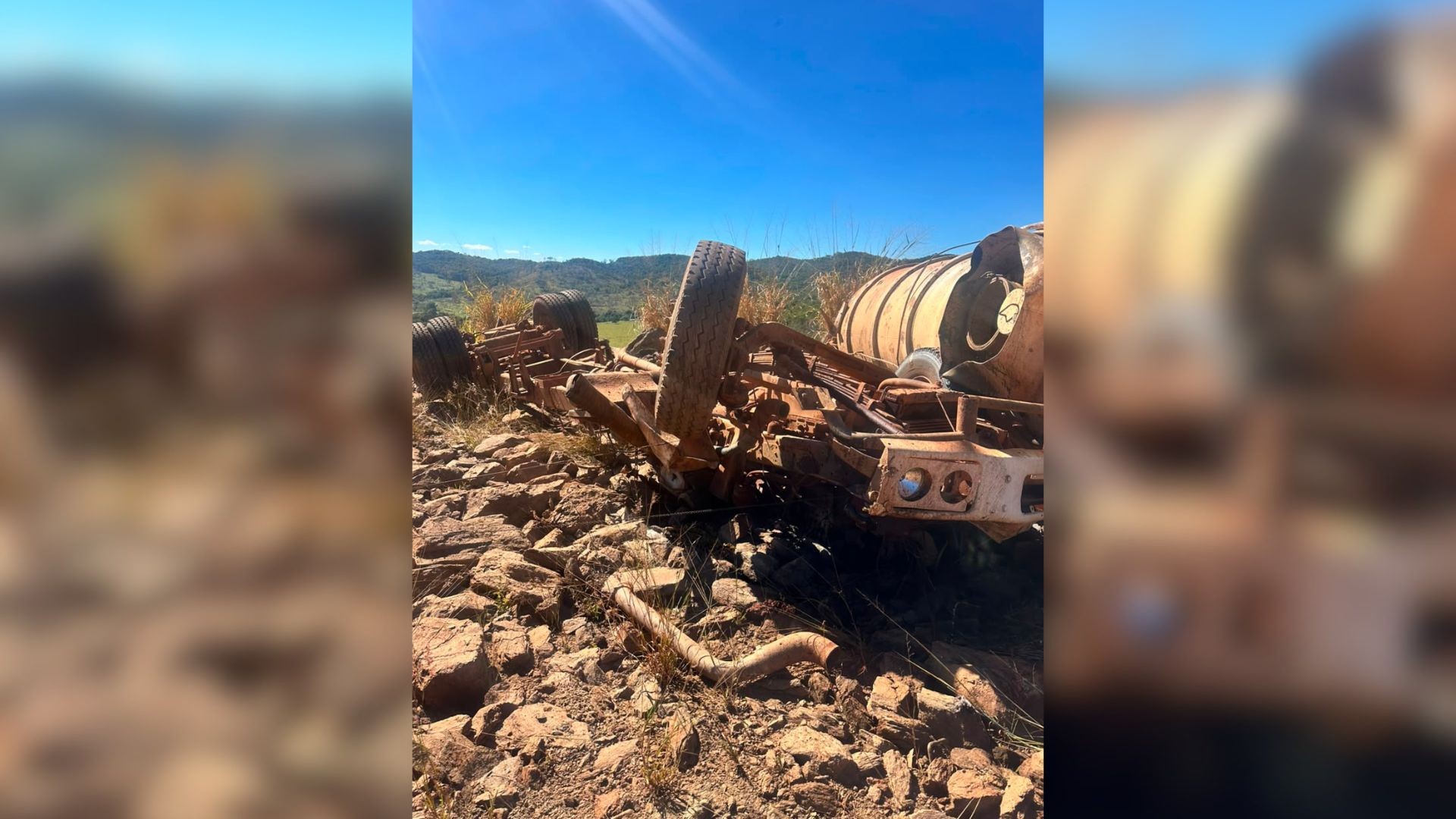 Caminhão-pipa tomba e motorista morre na MG-414 em Araguari 