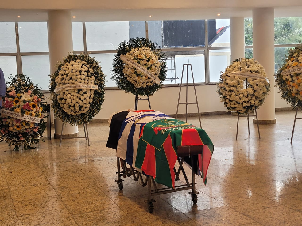 Coberto com as bandeiras do Vasco, da Portela e da Mangueira, Sérgio Cabral pai é velado na Sede Náutica do Vasco — Foto: Cristina Boeckel/g1 Rio