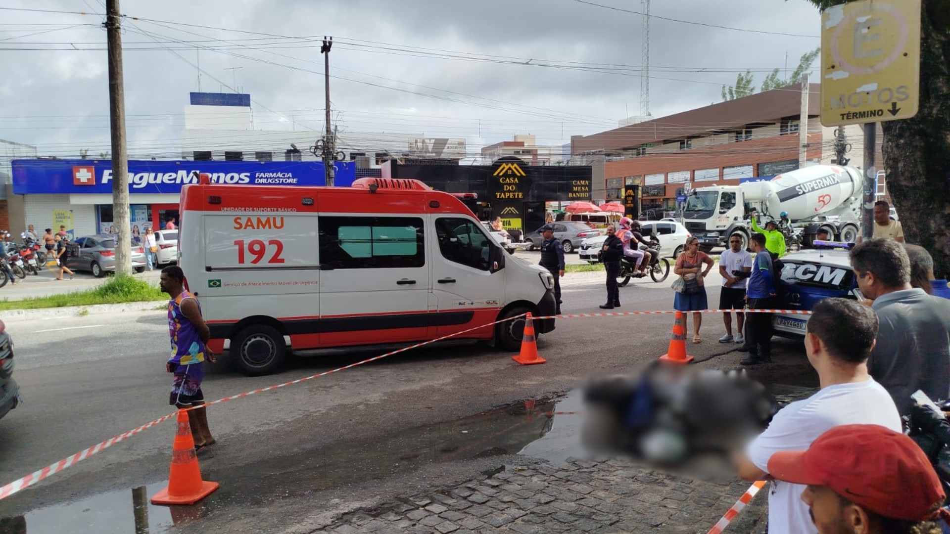 Suspeito morre e duas pessoas ficam feridas durante tentativa de assalto em praça de João Pessoa; comparsa é preso