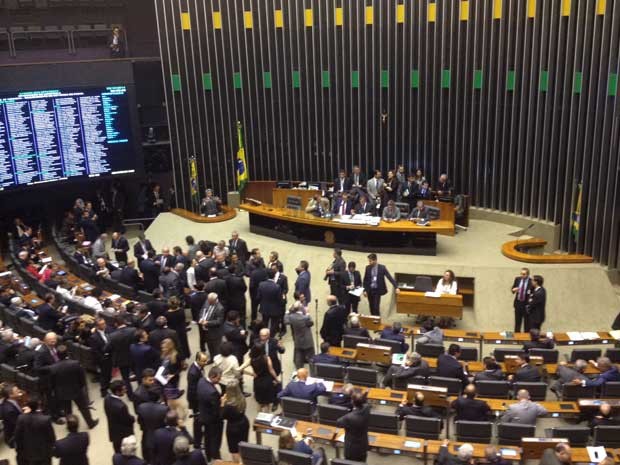 Câmara agiliza corte de despesas e aprova urgência para prorrogar incentivos fiscais