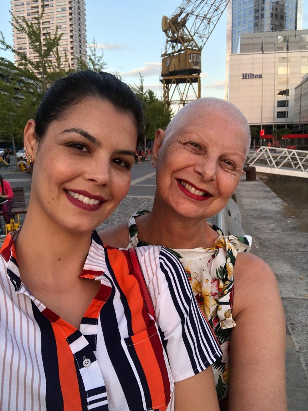 Letícia Corrêa, doula da morte, e a mãe, Luzia — Foto: Arquivo Pessoal