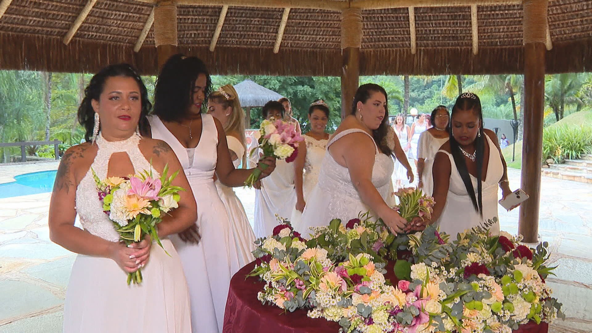 Cerimônia de casamento coletivo na Zona Oeste do Rio une 50 casais 