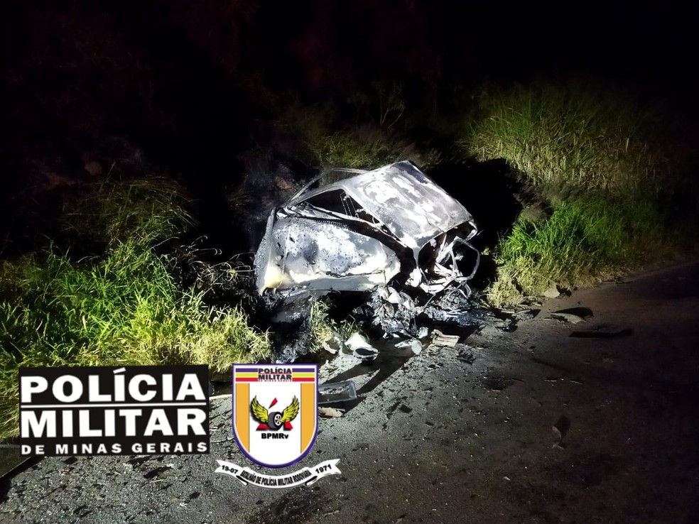 Motorista de 21 anos morre ao fazer ultrapassagem proibida e bater de frente com outro carro em Itanhandu — Foto: Polícia Militar Rodoviária