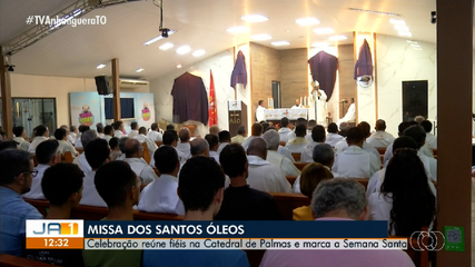 Fiéis se reúnem na Catedral de Palmas para Missa dos Santos Óleos