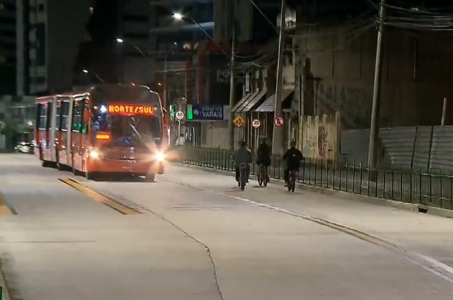 VÍDEO: Ciclistas se arriscam pegando 'carona' em ônibus de Curitiba