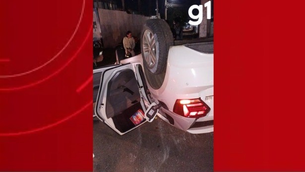 Motorista fica ferido após bater carro e capotar em rotatória de Cuiabá