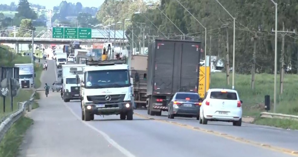 Interdição causou longo engarrafamento na BR-116 — Foto: Reprodução/TV Sudoeste